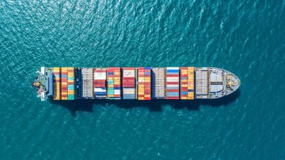 Containerschiff auf der See.