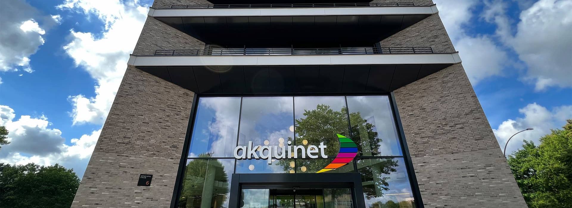 Außenansicht des Eingangsbereiches zum neuen AKQUINET Haus in der Werner-Otto-Straße Hamburg.