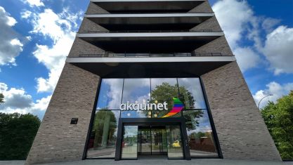 Außenansicht des Eingangsbereiches zum neuen AKQUINET Haus in der Werner-Otto-Straße Hamburg.