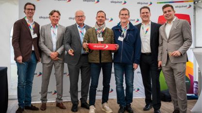 Sieben Männer stehen nebeneinander bei der Eröffnung des neuen AKQUINET Rechenzentrum