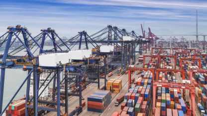 Container-Terminal am Hafen