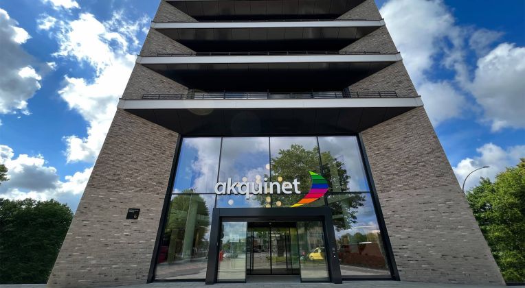 Außenansicht des Eingangsbereiches zum neuen AKQUINET Haus in der Werner-Otto-Straße Hamburg.