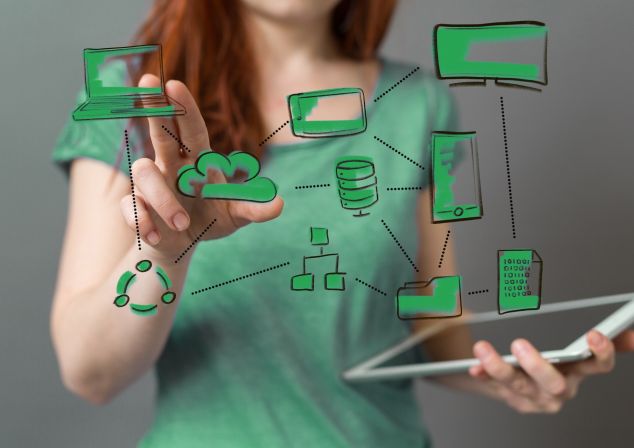 Eine Frau konzipiert eine digitale Lösung.