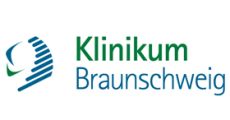 Grüner Schriftzug Klinikum darunter blauer Schriftzug Braunschweig
