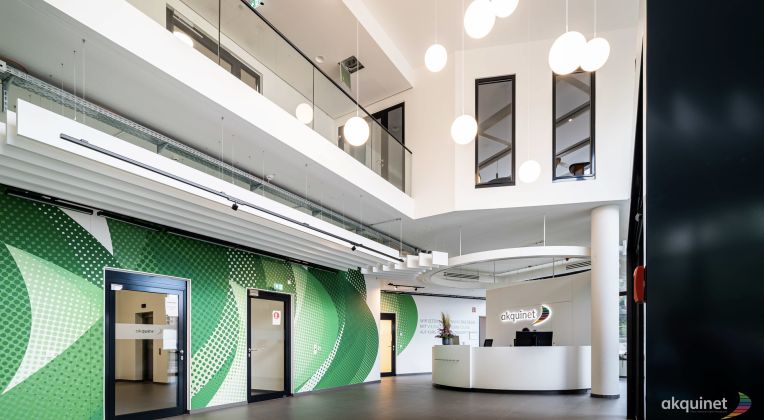 Der Empfangsbereich des neuen AKQUINET Hauses in der Werner-Otto-Straße 6 in Hamburg.