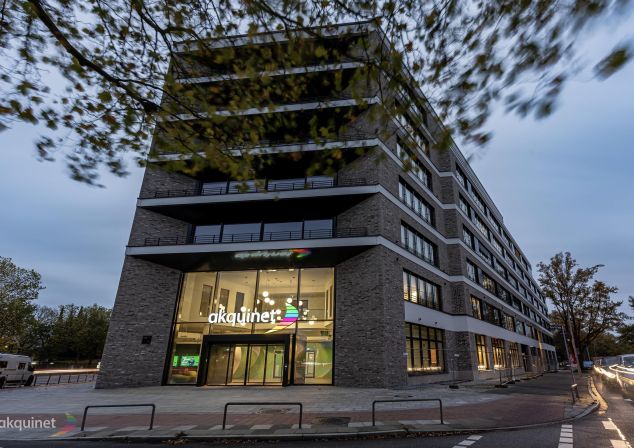 Blick auf den Eingangsbereich des neuen AKQUINET Haus in der Werner-Otto-Straße 6 in Hamburg.