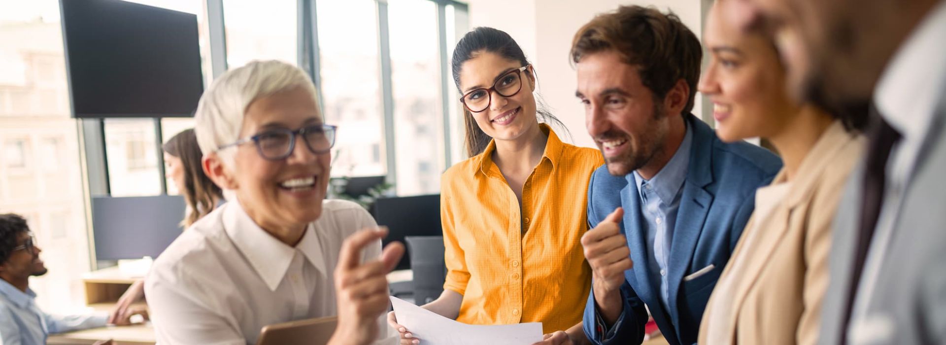 Ein Business Team von Frauen und Männern spricht über ihre Arbeit.