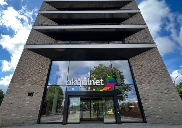 Außenansicht des Eingangsbereiches zum neuen AKQUINET Haus in der Werner-Otto-Straße Hamburg.