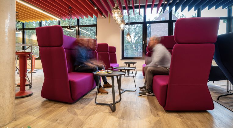 Sitzecke im Erdgeschoß des neuen AKQUINET Hauses in der Werner-Otto-Straße Hamburg.