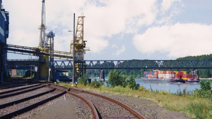 Fluß und Bahngleise in Worms